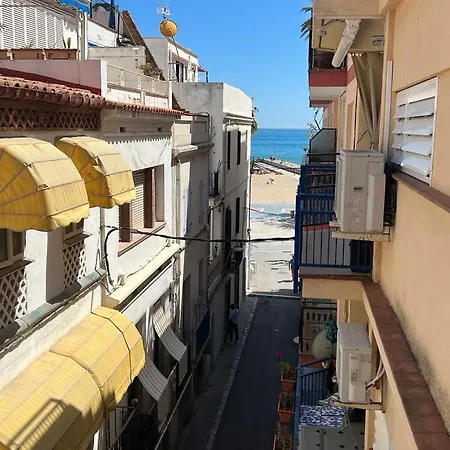 Apartment Sunny Flat In 30 Seconds To Beach, Balcony & Sea Views! *