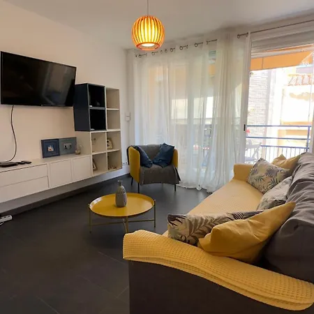 Sunny Flat In 30 Seconds To Beach, Balcony & Sea Views! * Sitges