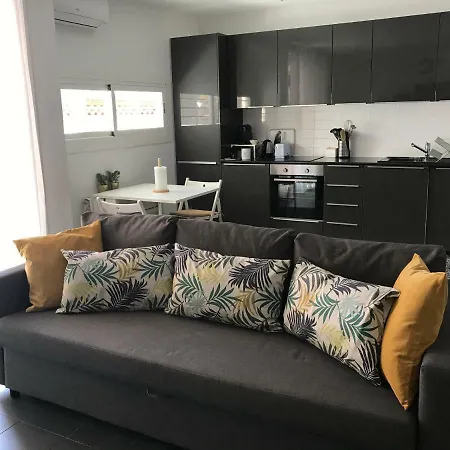 Апартаменты Sunny Flat In 30 Seconds To Beach, Balcony & Sea Views! Сиджес