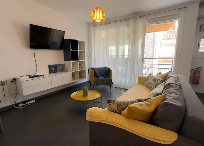 Sunny Flat In 30 Seconds To Beach, Balcony & Sea Views! * 锡切斯