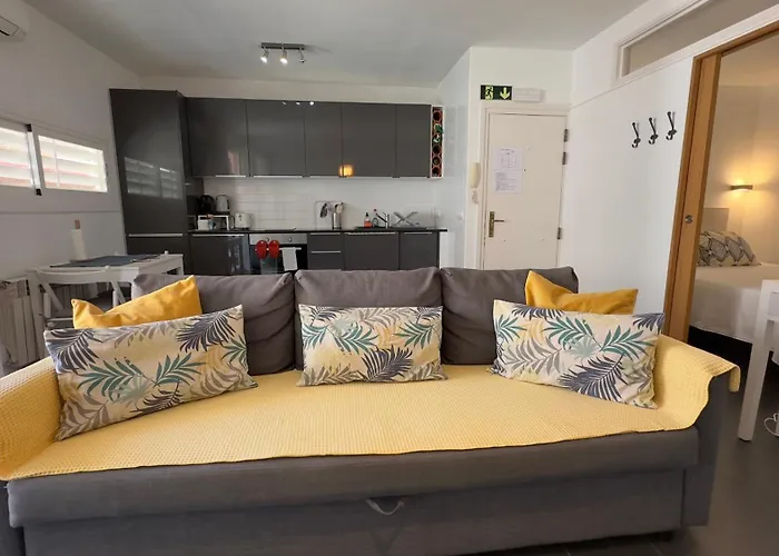 Apartmán Sunny Flat In 30 Seconds To Beach, Balcony & Sea Views!