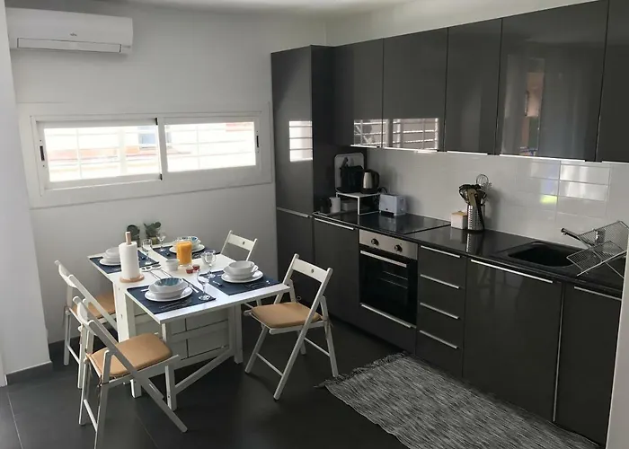 Sunny Flat In 30 Seconds To Beach, Balcony & Sea Views! 公寓