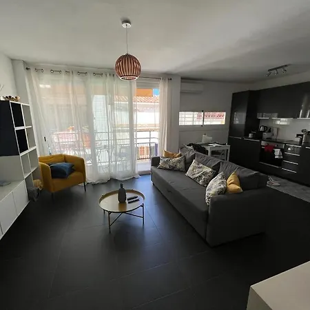 דירה Sunny Flat In 30 Seconds To Beach, Balcony & Sea Views! *