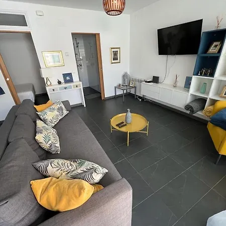 דירה Sunny Flat In 30 Seconds To Beach, Balcony & Sea Views! סיטגס