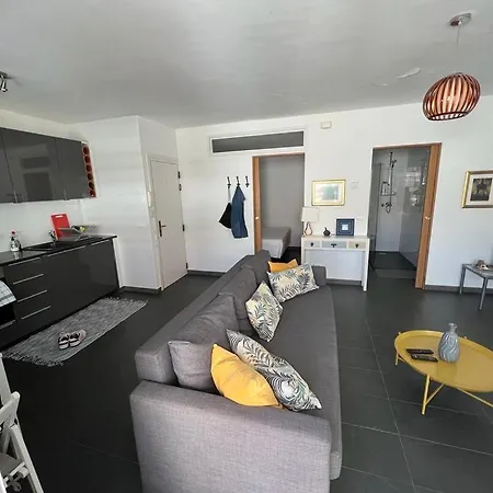 Sunny Flat In 30 Seconds To Beach, Balcony & Sea Views!