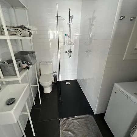 Sunny Flat In 30 Seconds To Beach, Balcony & Sea Views! דירה