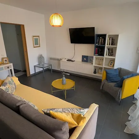 Sunny Flat In 30 Seconds To Beach, Balcony & Sea Views! דירה סיטגס