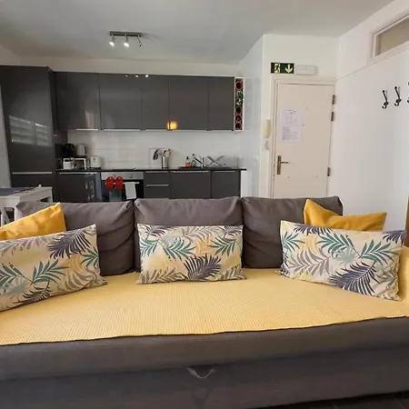 Апартаменти Sunny Flat In 30 Seconds To Beach, Balcony & Sea Views!
