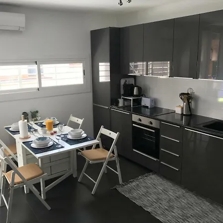 Sunny Flat In 30 Seconds To Beach, Balcony & Sea Views! דירה