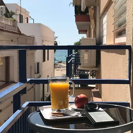 Sunny Flat In 30 Seconds To Beach, Balcony & Sea Views! * סיטגס