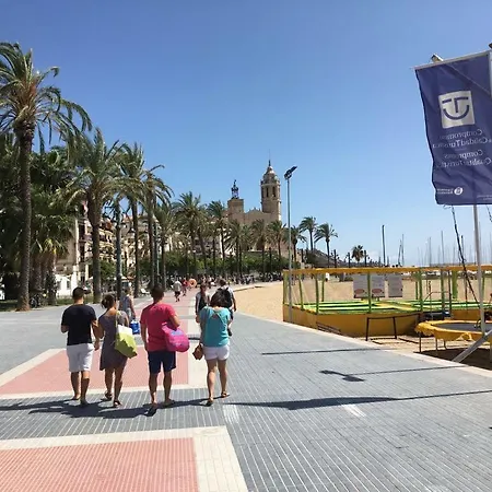 Sunny Flat In 30 Seconds To Beach, Balcony & Sea Views! דירה