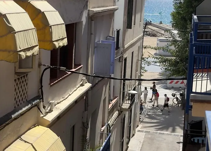 Апартаменти Sunny Flat In 30 Seconds To Beach, Balcony & Sea Views! Сіджас