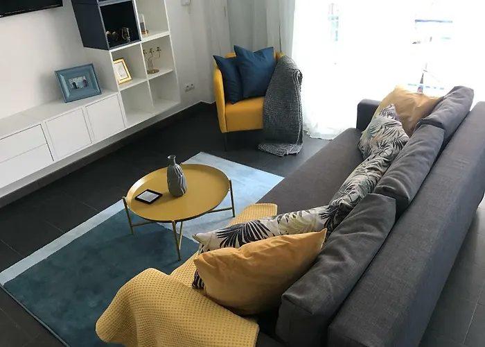 Апартаменти Sunny Flat In 30 Seconds To Beach, Balcony & Sea Views! Сіджас