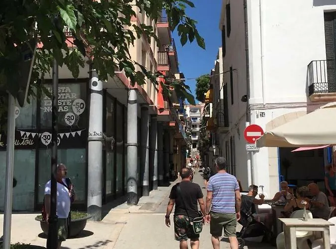 Sunny Flat In 30 Seconds To Beach, Balcony & Sea Views! Апартаменти