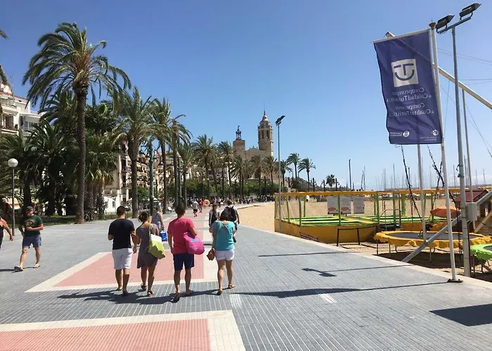 Sunny Flat In 30 Seconds To Beach, Balcony & Sea Views! Апартаменти